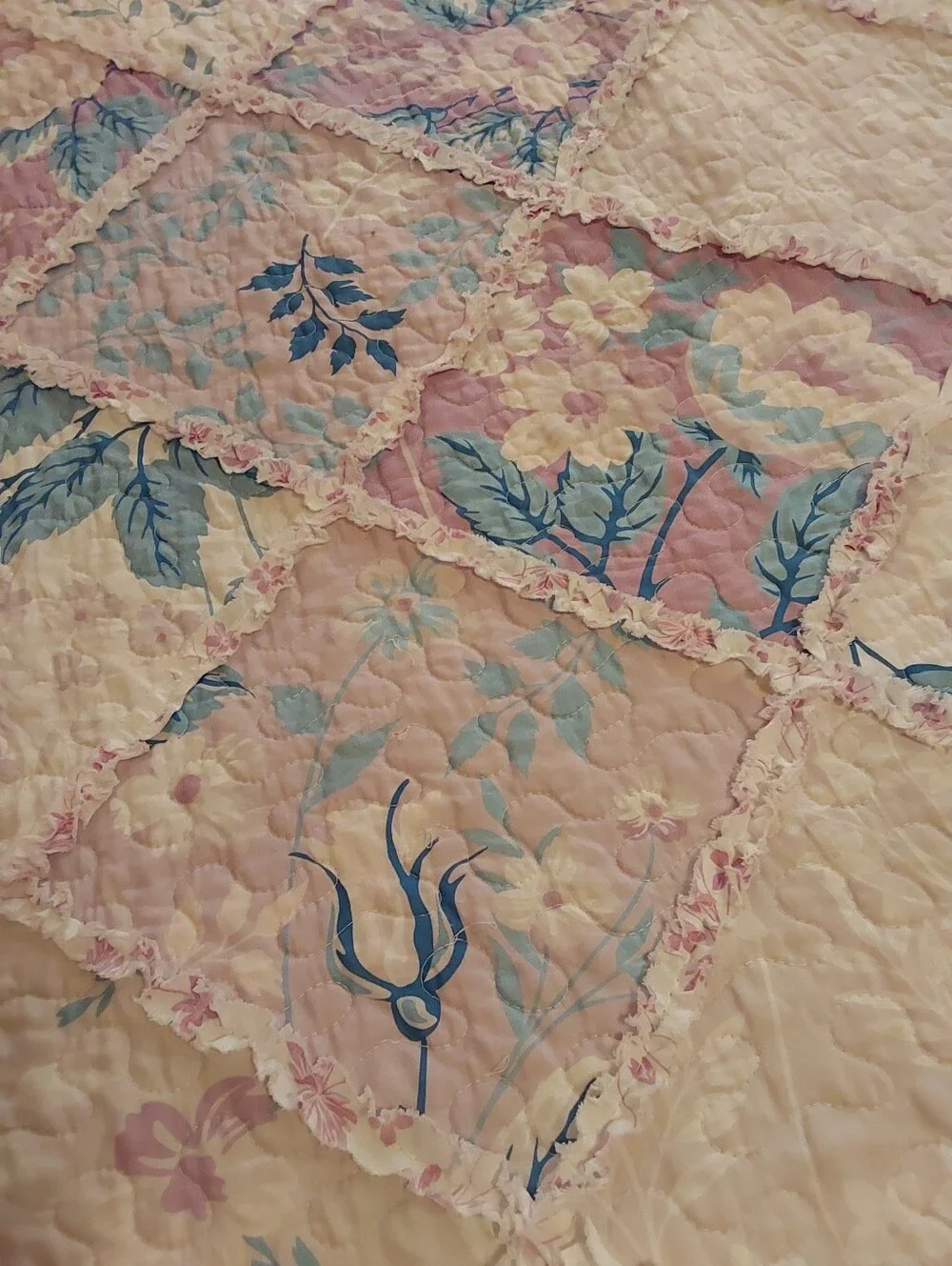 🌺 Vintage Ruffled Floral Patchwork Quilt/Bedspread